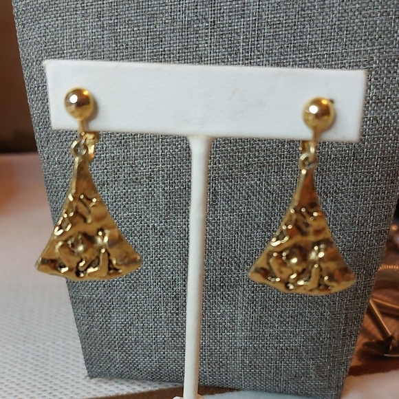 Goldtone Textured Nugget Style Triangle Clip-on Earrings Dangle Dangly - Picture 2 of 5
